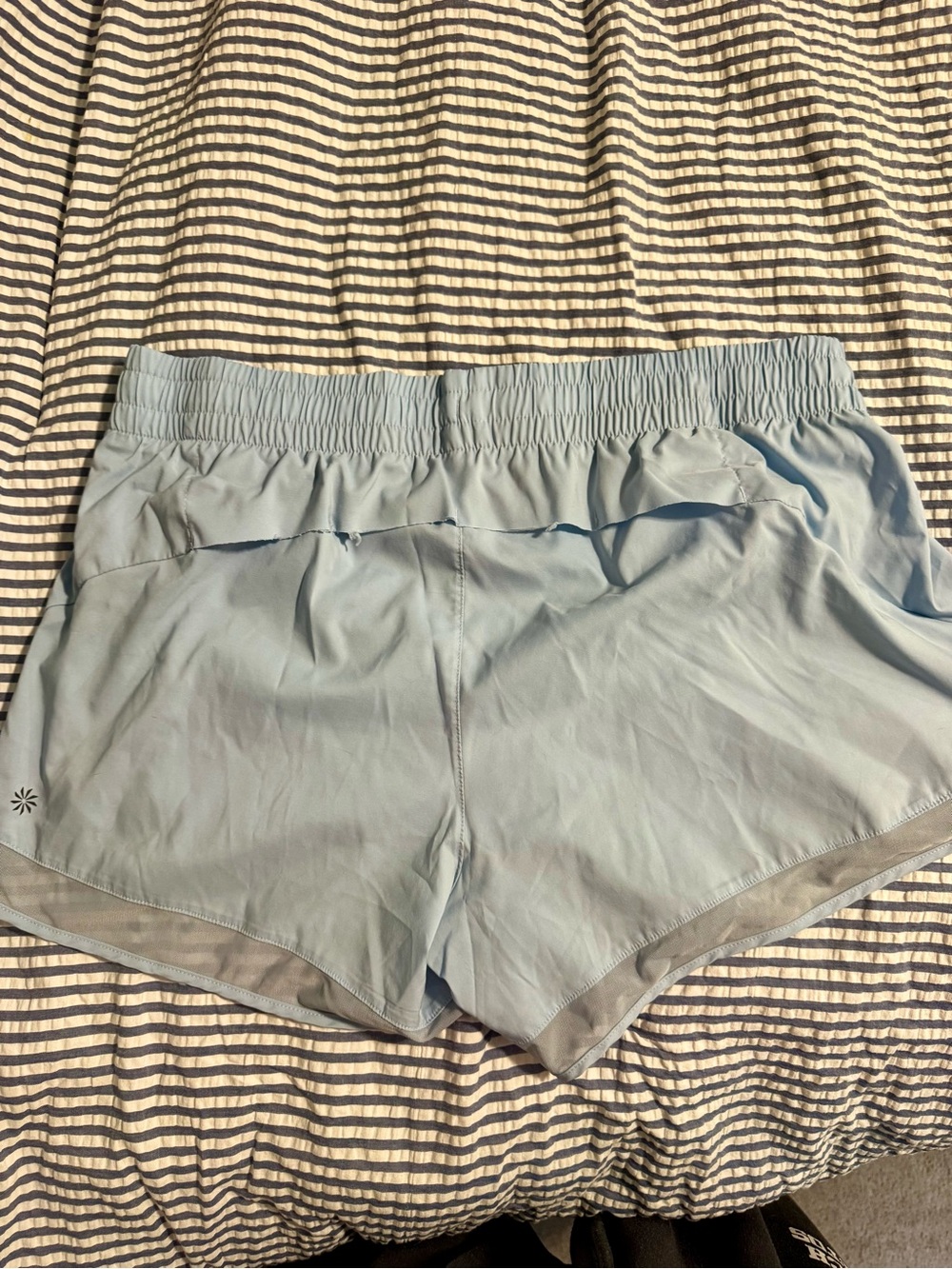 Athleta Mesh Racer Run Mid Rise 4" Short - Picture 2 of 3